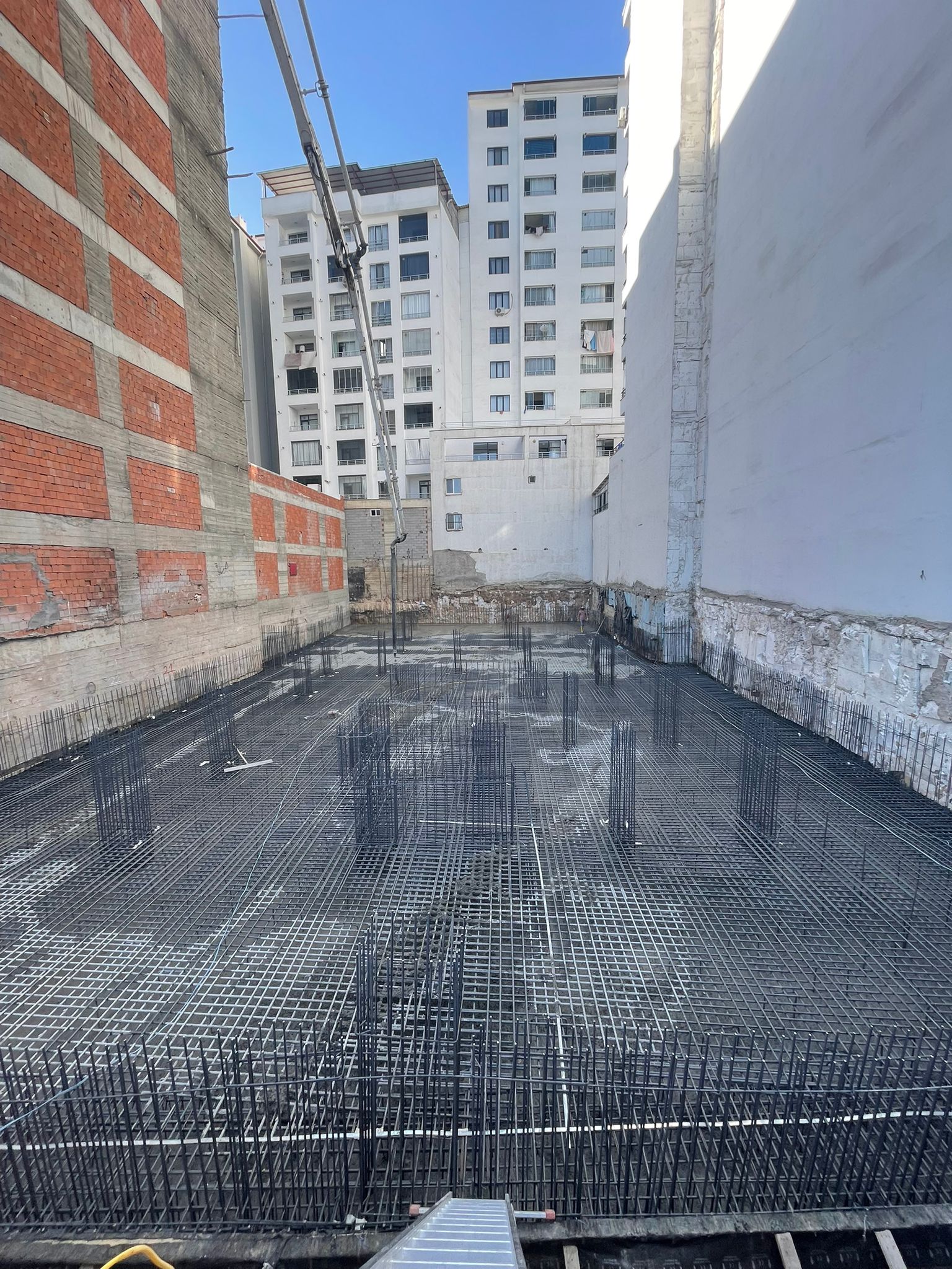 Balkon ve Şehir Manzarası